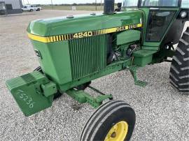 1982 JOHN DEERE 4240