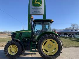 2017 JOHN DEERE 6135E