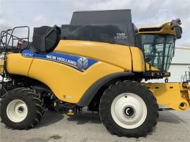 2017 NEW HOLLAND CR7.90