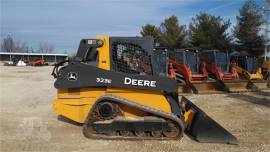 2017 DEERE 323E