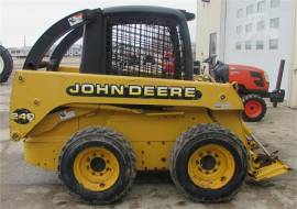 1999 DEERE 240