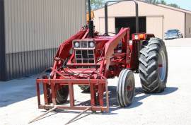 International Harvester 884