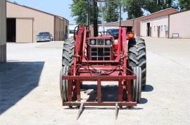 International Harvester 884