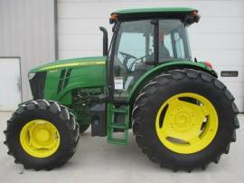 John Deere 6135E