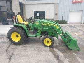 John Deere 3320